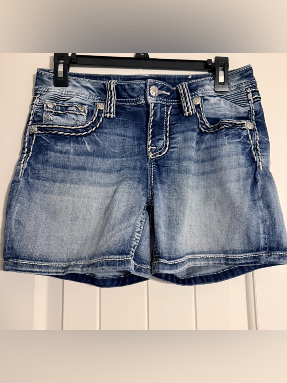 Miss Me Mid Rise Women's Blue
Denim Shorts Size 27
